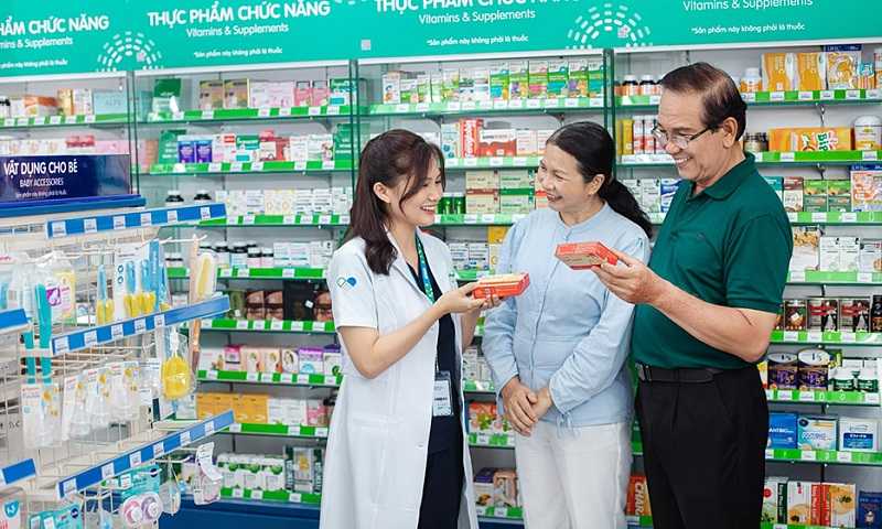 Nhân viên khối nhà thuốc làm việc tại cửa hàng bán lẻ